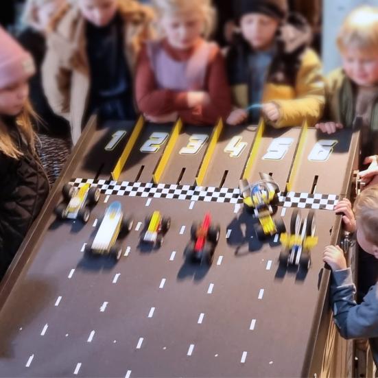 Børne kører med biler bygget af Lego