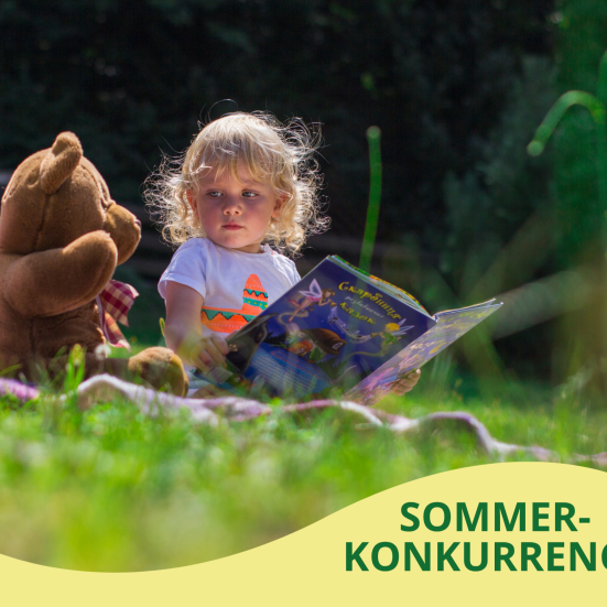 Pige læser for sin bamse