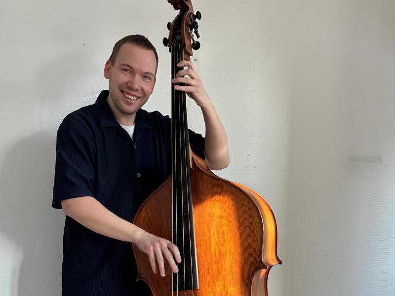 Peter Price spiller på instrument