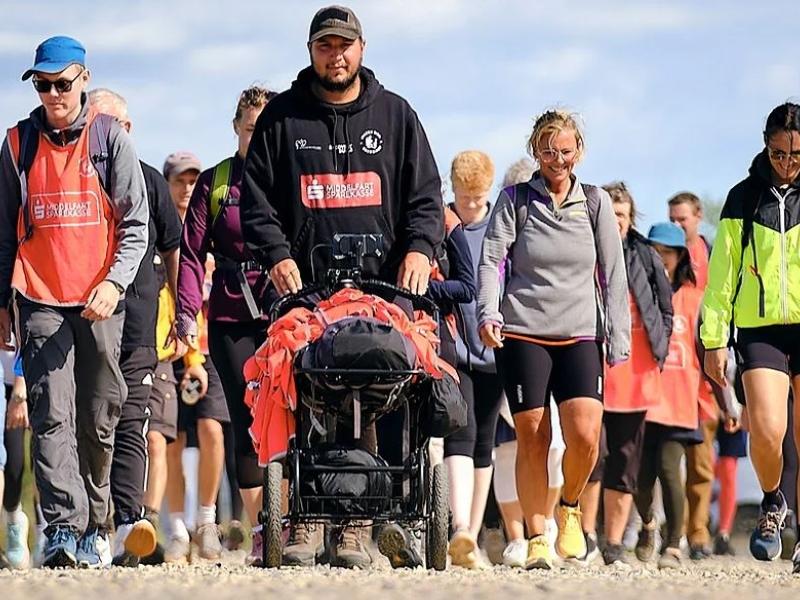 Billede af Patrick Cakirli, der går March mod Ensomhed et tidligere år sammen med en stor flok mennesker.