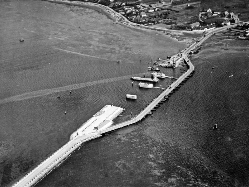 Den anden Kronprins Frederiks Bro over Roskilde Fjord blev indviet den 30. oktober 1935. Mens arbejdet med den nye bro foregik, kunne fjorden stadig passeres via den gamle pontonbro.