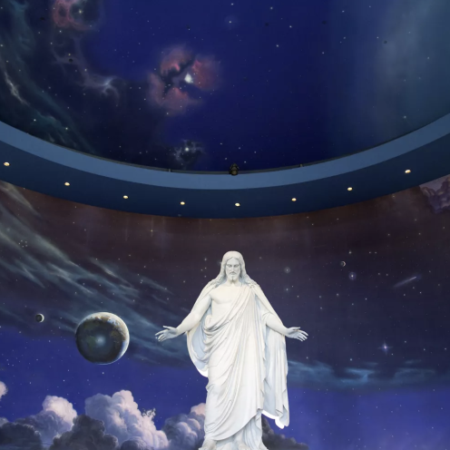 Billedet viser Bertel Thorvaldsens Jesusstatue, som den står i Temple Square North Visitors Center i Salt Lake City, Utah,