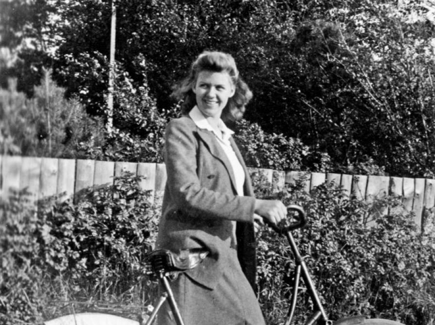 Sort-hvid foto af kvinde med cykel 