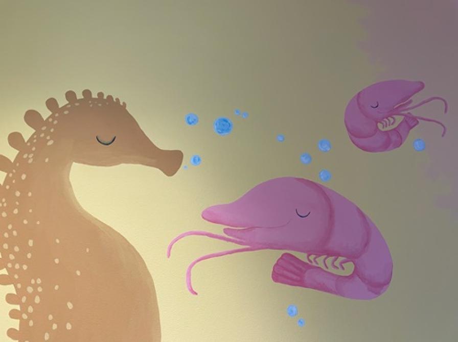 Vægmaleri af søhest og rejer i orange og lyserøde farver