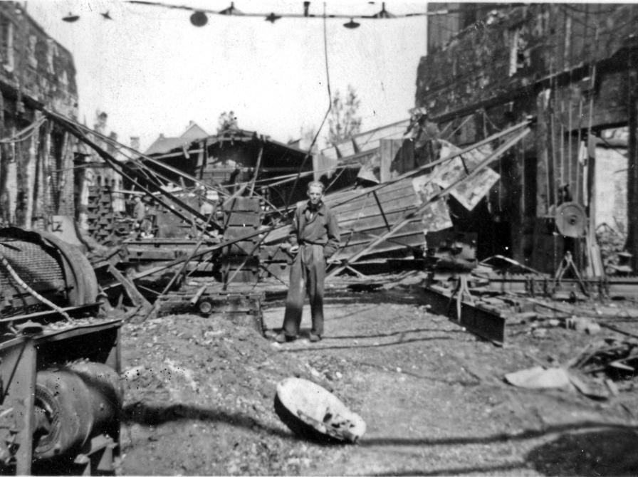 Sort-hvidt foto af en mand midt i ødelæggelser ved Frederikssund Jernstøberi og Maskinfabrik (FIOMA) i Frederikssund i 1943