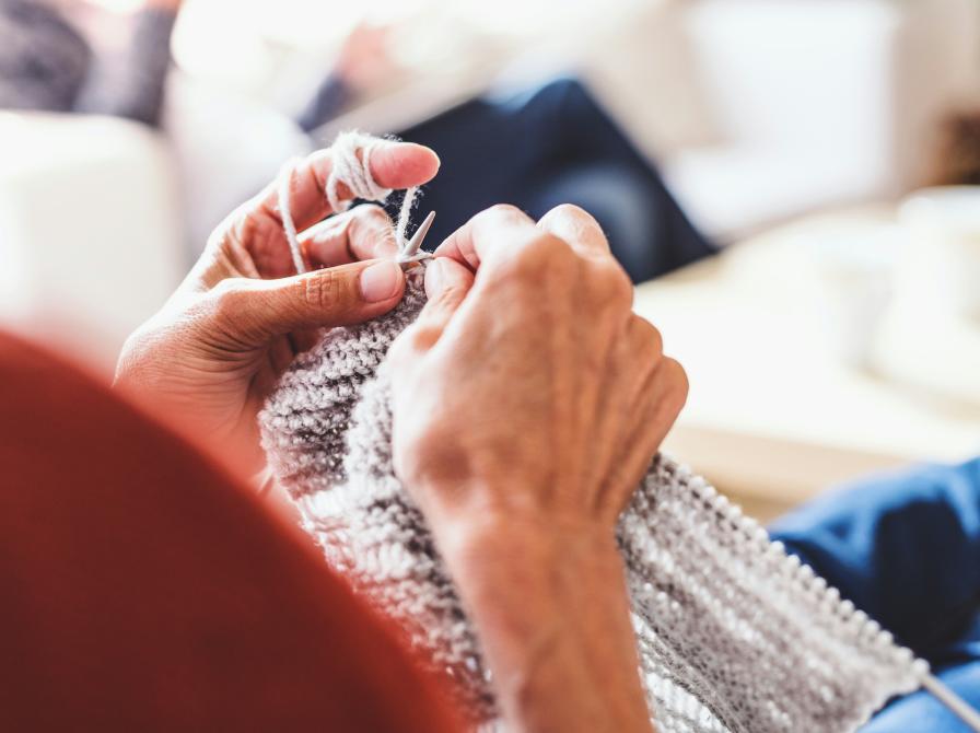 Kvindehænder der strikker